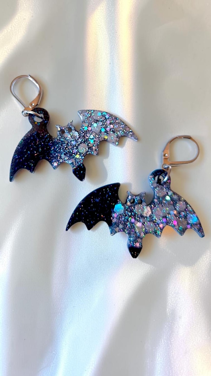Fledermaus-Ohrringe aus Epoxidharz in Schwarz und Silber mit holografischem Glitzer