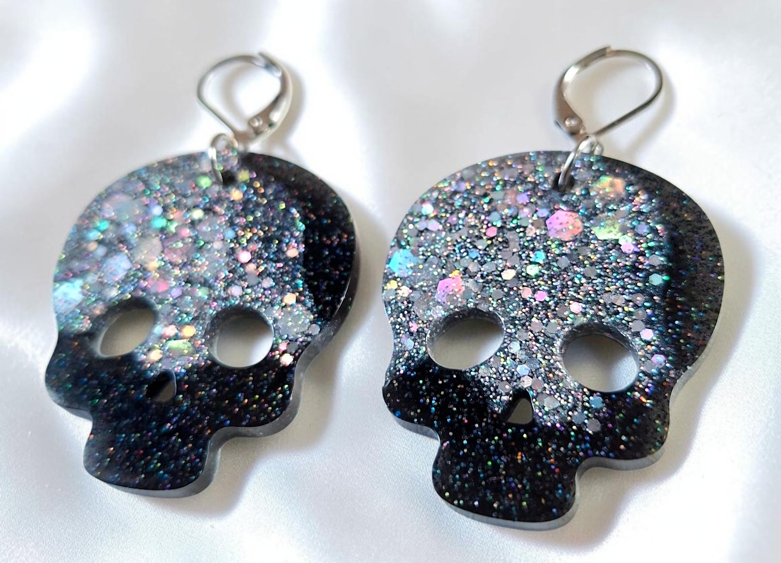 Totenkopf-Ohrringe aus Epoxidharz in Schwarz und Silber mit holografischem Glitzer